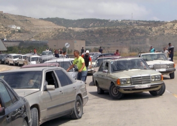 2 1 3 Colas de casi cinco horas desde el paso fronterizo de Farhana hasta Rostrogordo