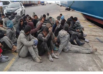 5. Grupo personas junto a buque Miércoles negro en el puerto: 150 polizones pillados en un solo día