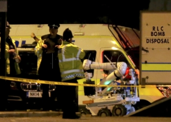 MAN05. MANCHESTER (R.UNIDO), 23/05/2017.- Un robot de destrucción de armas del Real Logistic Corps (RLC) es descargado hoy, martes 23 de mayo de 2017, en el exterior del recinto del Manchester Arena tras dos explosiones registradas cerca del Manchester Arena, en Manchester, (Reino Unido). La Policía de Manchester ha confirmado que al menos 19 personas han muerto y otras 50 han resultado heridas después de las dos explosiones ocurridas junto al estadio del Manchester Arena donde actuaba la cantante Ariana Grande. El hecho está siendo tratado con un ataque terrorista hasta que la policía sepa lo contrario. EFE/NIGEL RODDIS