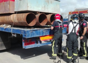 7 1 8 Rescatado un inmigrante argelino oculto en un tubo de hierro en el puerto