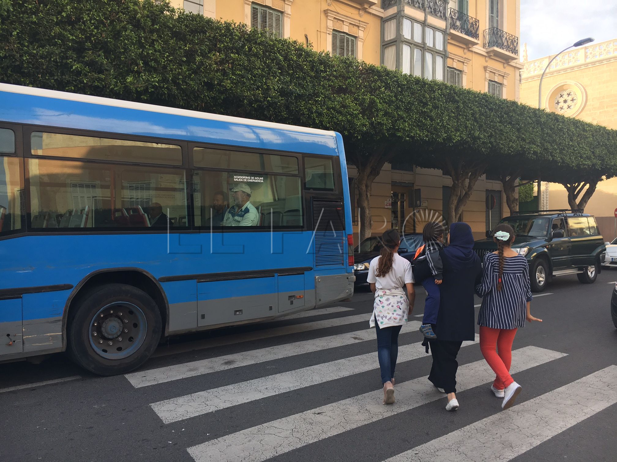 Familias numerosas empadronadas en Melilla tendrán descuento en el bus