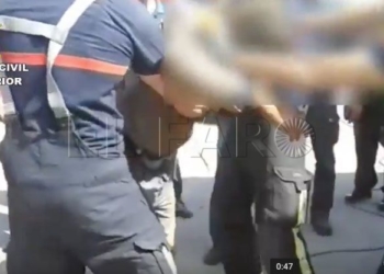bomberos rescate inmigrante Rescatado de un tubo en el puerto de Melilla tras una complicada operación