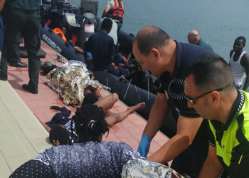 foto Rescatados 24 inmigrantes tras el naufragio de una patera