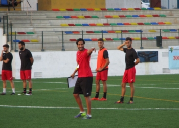 El primer entrenador de la escuadra ribereña, en una de las sesiones de entrenamientos, en el campo de La Espiguera.