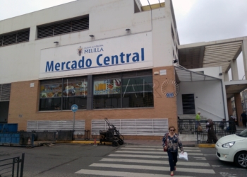mercados Denuncian la falta de higiene de algunos comerciantes al tratar los productos frescos