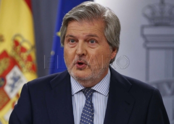 GRA297. MADRID, 05/05/2017.- El ministro de Educación, Cultura y Deporte, y portavoz del Gobierno, Íñigo Méndez de Vigo, durante la rueda de prensa posterior a la reunión del Consejo de Ministros, en el Palacio de la Moncloa. EFE/Paco Campos