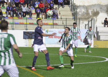 El centrocampista del River Melilla, Sidi, en el control de un balón en el centro del campo de La Espiguera.