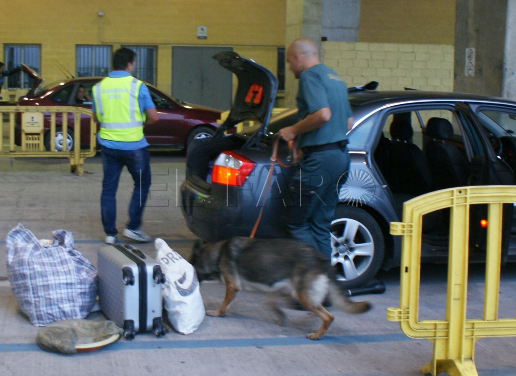 Cazado con 800 gramos de hachís atados a su tripa con cinta aislante
