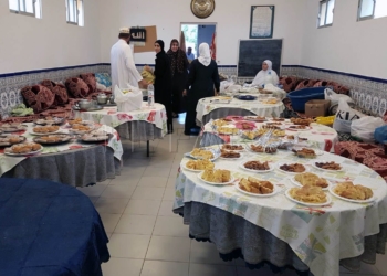Noche de ruptura del ayuno en el cementerio musulmán