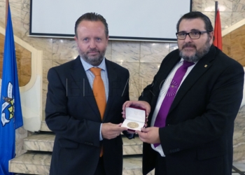 18 2 1 Mem Guímel recibe la máxima distinción de la Unión Nacional de Escritores de España