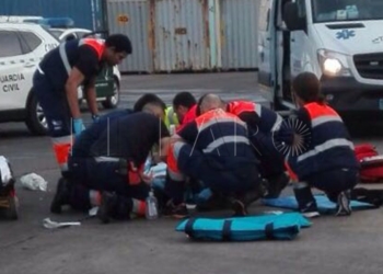 2 1 Herido grave un joven tras arrollarle el camión en el que se escondía para colarse en el barco