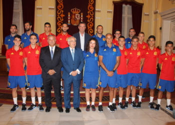 Las jugadores de la Selección Sub-21, en su visita al Palacio de la Asamblea de la Ciudad Autónoma de Melilla.