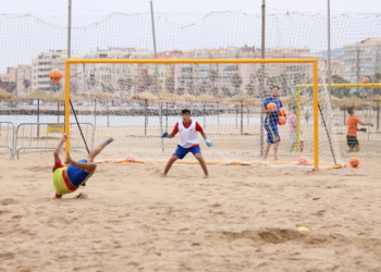 Diferente trabajo realizado por el combinado nacional, en el terreno de juego de la playa de San Lorenzo.