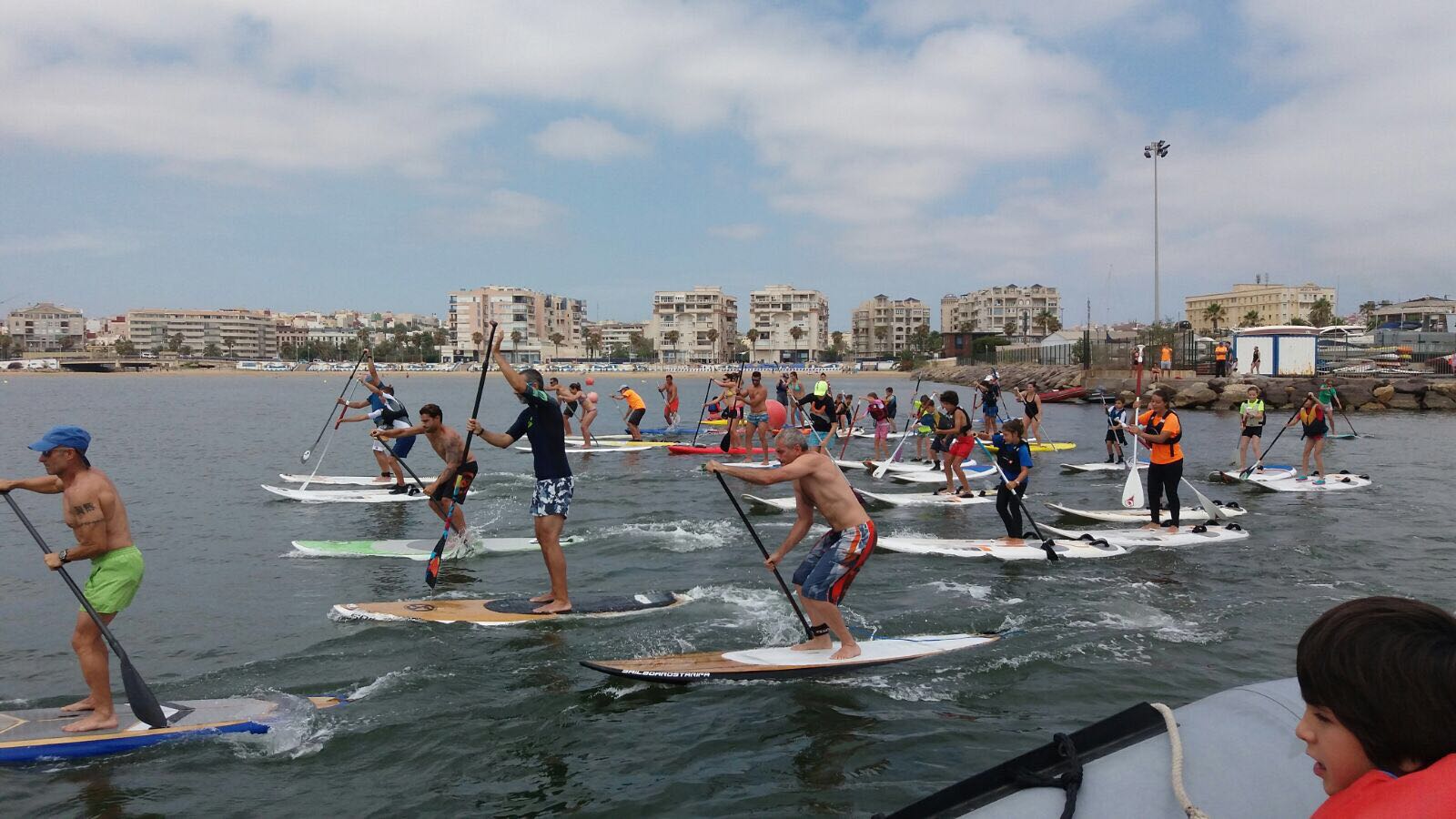 Pablo Rivas se lleva el triunfo en paddle surf y Vicente de Juan, en windsurf