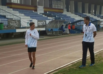 El melillense Soufian junto a su entrenador en las pistas melillenses.
