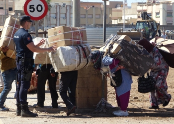 2 1 Cerca de 50 comerciantes protestan por la restricción horaria de Beni Enzar