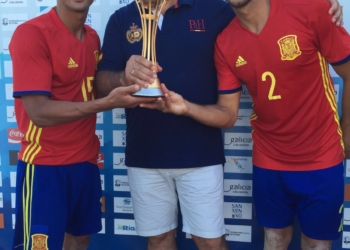 Los dos seleccionados junto al presidente de la RFMF, Diego Martínez.