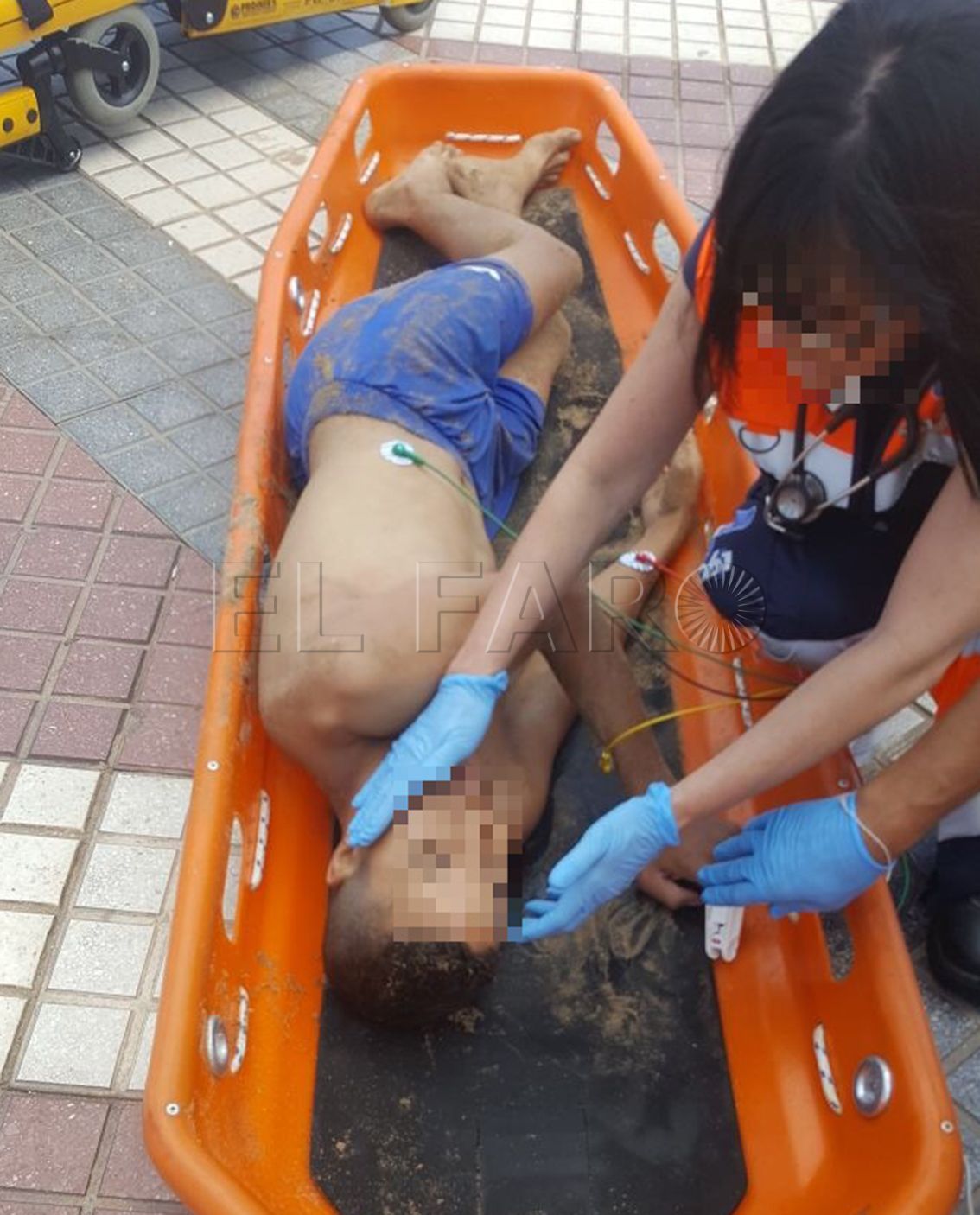 Salvamento rescata a un menor que se ahogaba en el carril de las embarcaciones