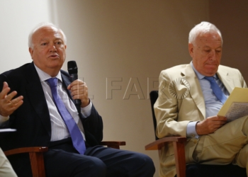 GRA402. MADRID, 12/06/2017.- Los exministros de Asuntos Exteriores Miguel Ángel Moratinos (i) y José Manuel García-Margallo (d), participan en un coloquio titulado "La Corona en la política exterior de España", moderado por el periodista Miguel Ángel Aguilar, hoy en Madrid. EFE/J.P.GANDUL