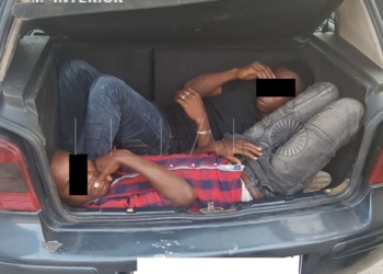 Foto 2. Inmigrantes en maletero vehículo La Guardia Civil detiene al conductor de un coche que entró por Beni Enzar con 5 inmigrantes ocultos