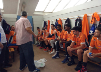 El primer entrenador del cuadro melillense, con sus jugadores.
