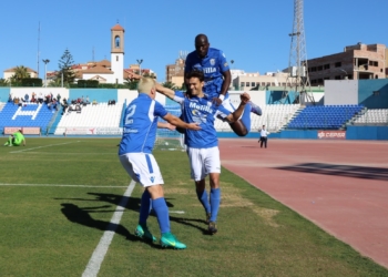 Nando de la Rosa, un año más como jugador de la UD Melilla
