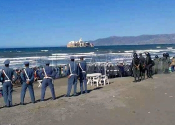 11 1 La policía marroquí persigue a los manifestantes hasta dentro del mar