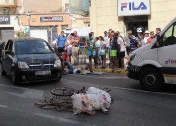 12 1 11 Un coche arrolla a un hombre que iba por la carretera con una bici llena de chatarra