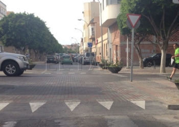 12 1 3 Le roban el bolso a una mujer y son capturados por dos ciudadanos