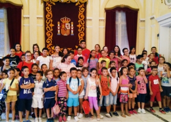 18 2 1 Medio centenar de niños de María Inmaculada visitan el Salón Dorado
