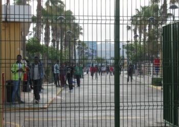 2 1 10 Cuatro inmigrantes saltan la valla y uno es detenido por atacar a dos guardias