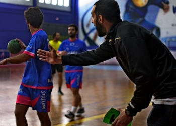 El técnico melillense dirigiendo a su equipo durante la temporada pasada.