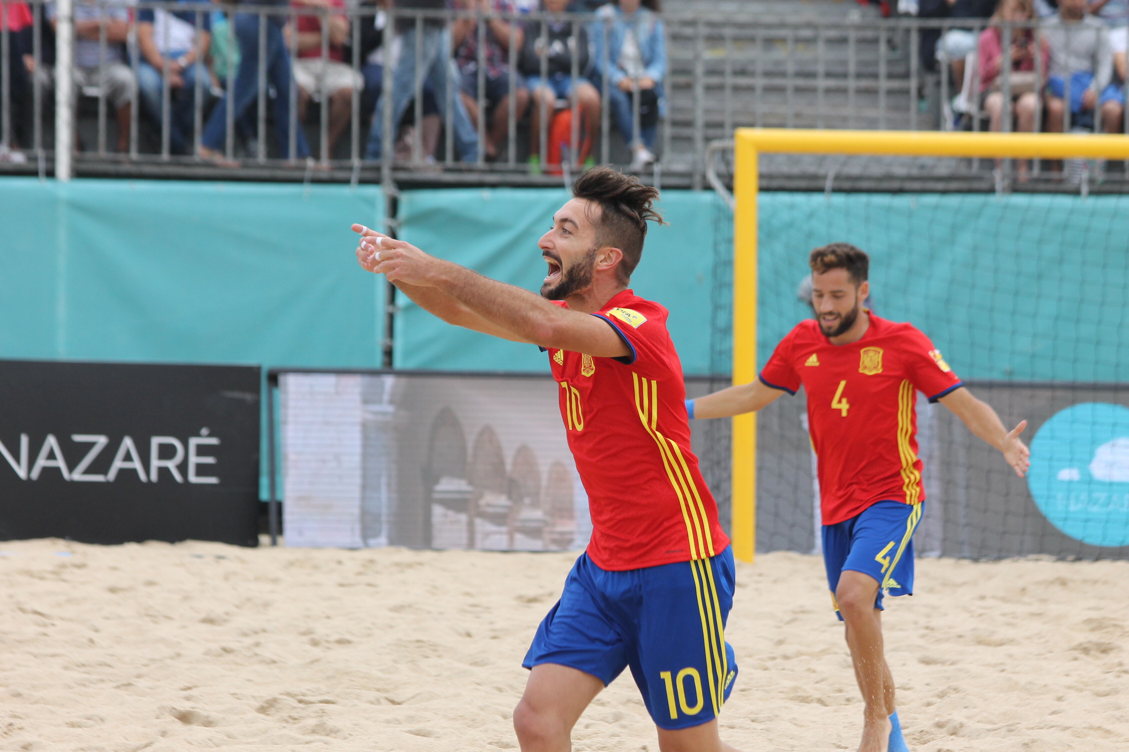 España da la vuelta al marcador en los últimos minutos del choque