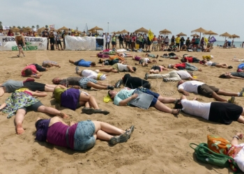 5 1 Abriendo Fronteras recrea un naufragio en la playa de San Lorenzo ante los bañistas