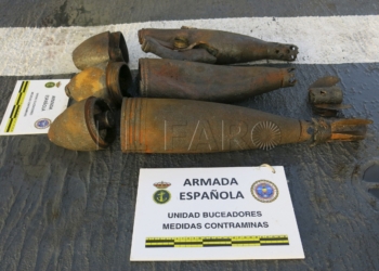 GRA073. MELILLA, 13/07/2017.- Fotografía facilitada por la Armada española que ha neutralizado hoy en Melilla cinco proyectiles que se encontraban bajo el mar, a una profundidad de 25 metros, y que fueron hallados por la Guardia Civil. La neutralización de estos proyectiles la ha llevado a cabo un equipo de la Unidad de Buceadores de Medidas Contraminas de la Armada desplazado desde Cartagena (Murcia) a bordo del patrullero "Serviola", con personal especialista en desactivación de explosivos (EOD). EFE/-
