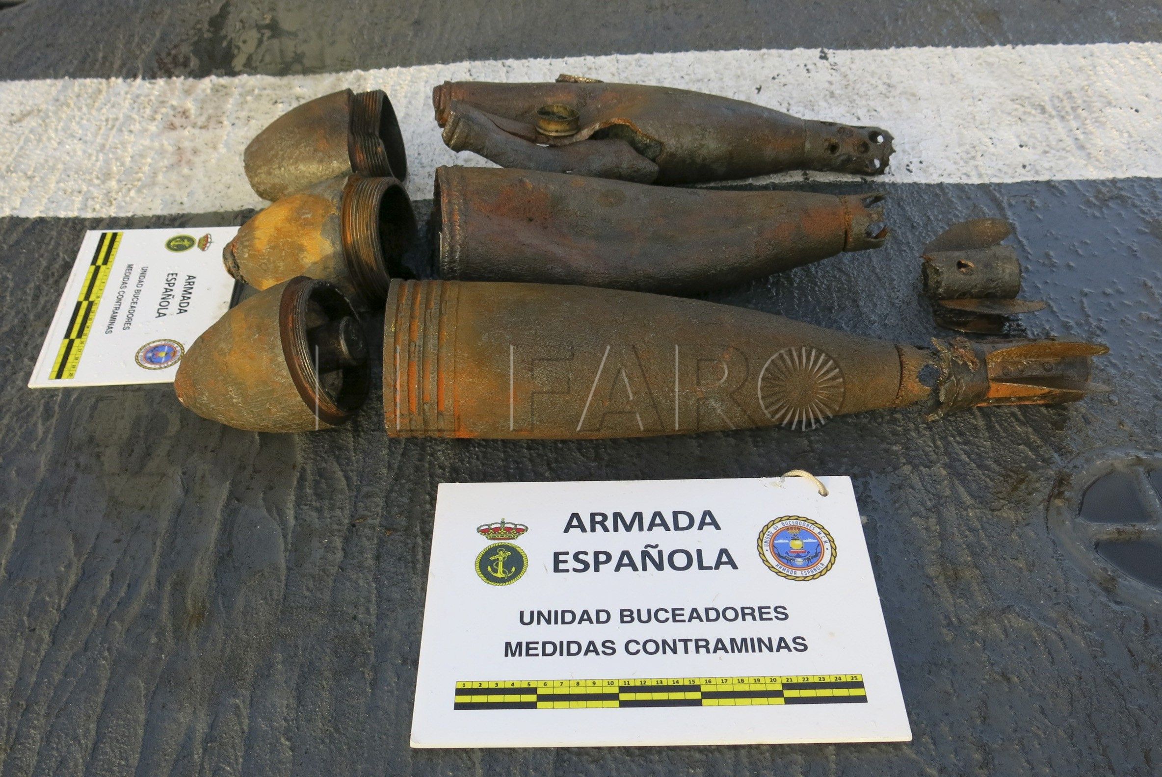 La Armada neutraliza en Melilla 5 proyectiles hallados a 25 metros bajo el mar