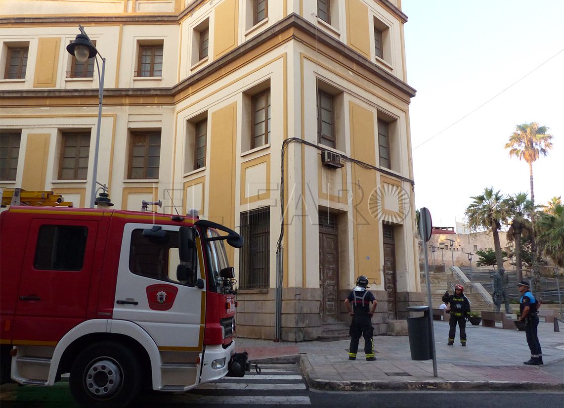 Los bomberos sofocan un incendio en el antiguo edificio de Correos