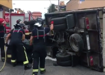 8 1 1 Los Bomberos levantan un camión que había volcado en la rotonda de General Villalba