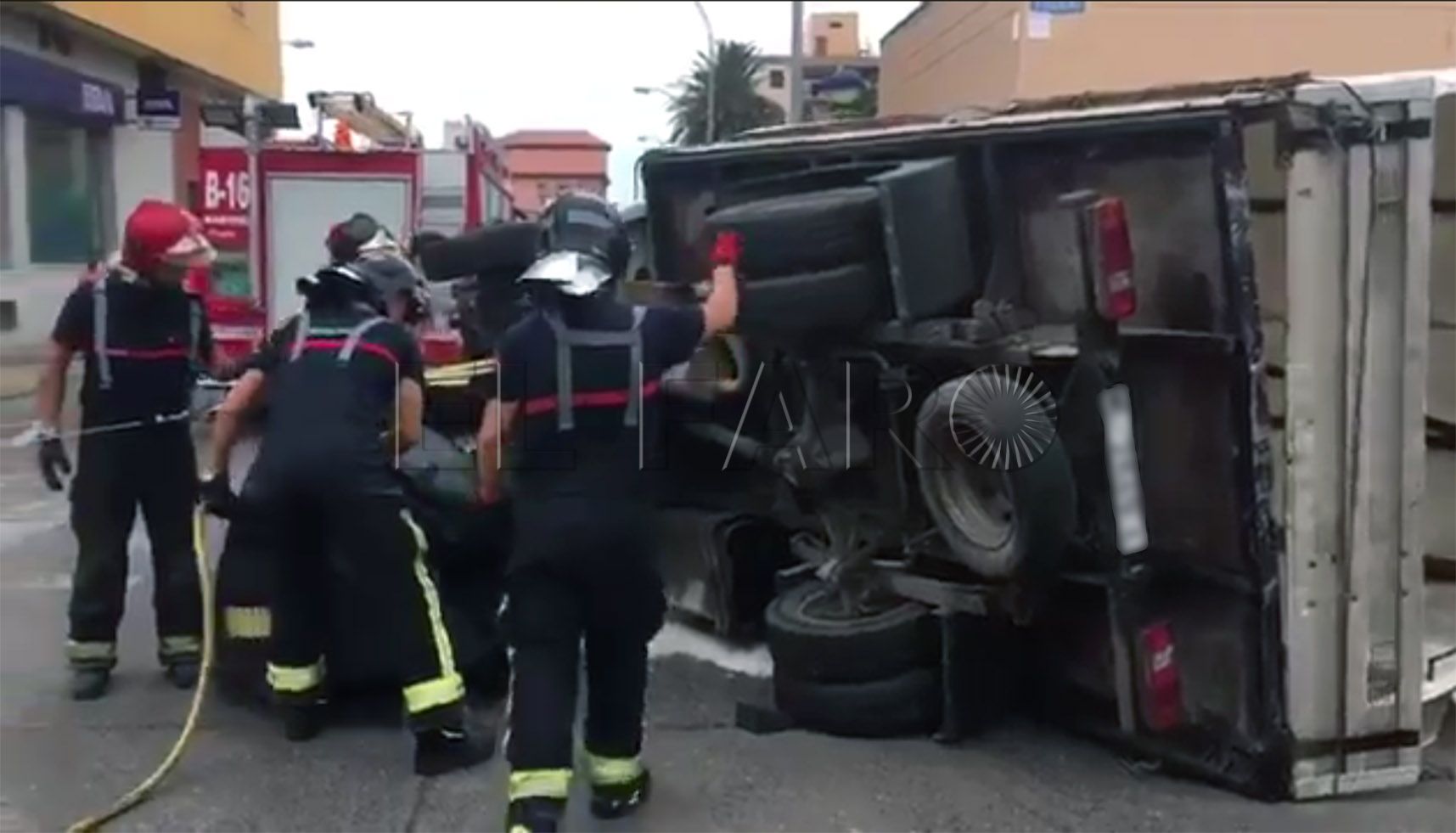 Los Bomberos levantan un camión que había volcado en la rotonda de General Villalba