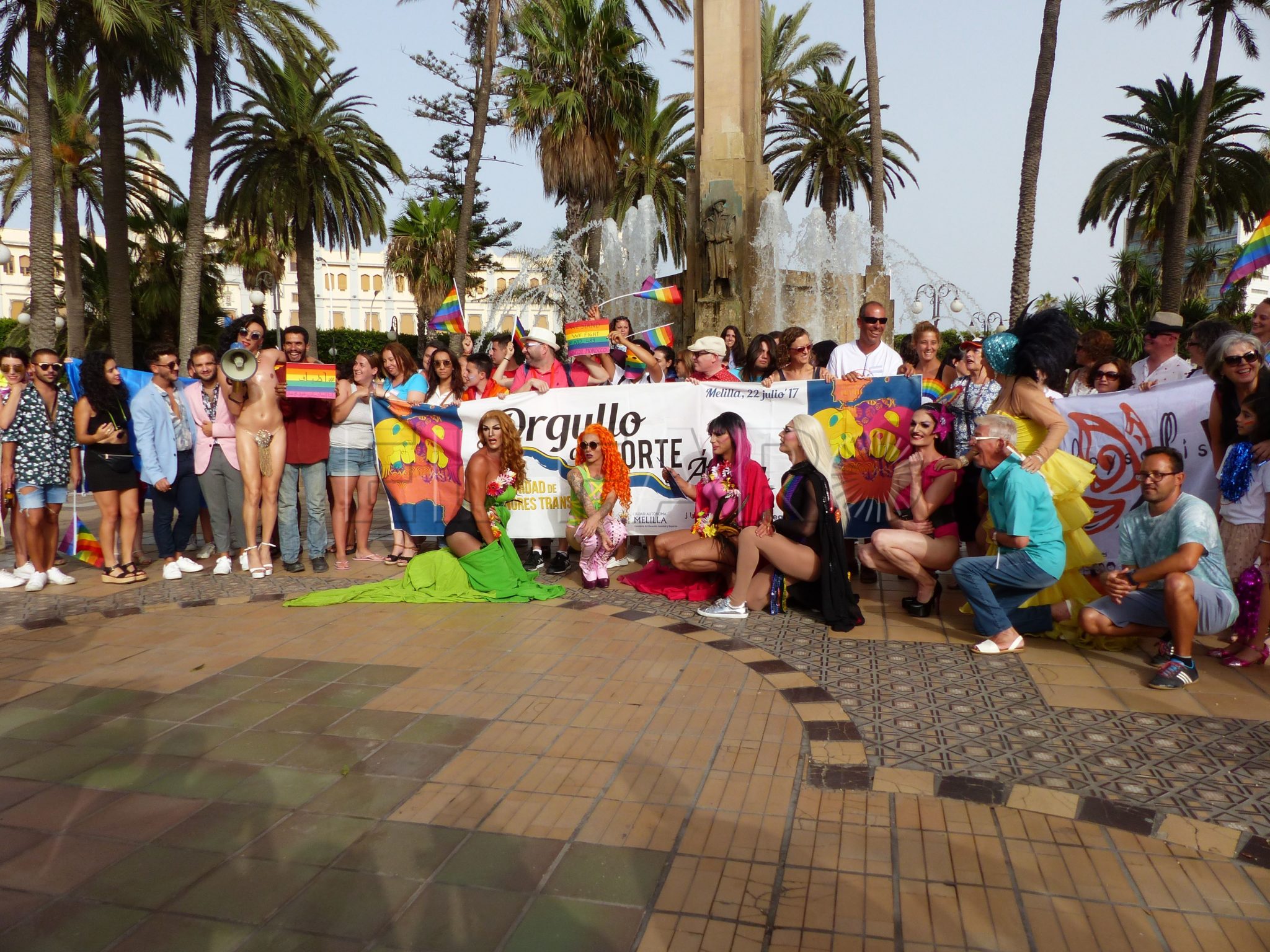 Drags Queens, banderas arcoíris y música recorren Melilla por los derechos LGTBI
