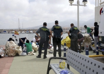 GRA333. MELILLA, 19/05/2017.- Efectivos de la Guardia Civil atienden esta tarde a varios de los 24 inmigrantes de origen subsahariano después de que la patera con la que intentaban llegar a Melilla haya naufragado. El rescate se ha producido en las inmediaciones de Aguadú (al norte de Melilla), y los inmigrantes han sido trasladados al puerto deportivo en la embarcación del GEAS de la Guardia Civil. EFE/F.G.GUERRERO
