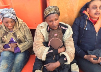 patera4ok Una patera con 26 mujeres y 5 niños llega a un islote español junto al peñón de Alhucemas