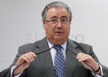 GRA159. MADRID, 05/07/2017.- El ministro del Interior, Juan Ignacio Zoido, durante su intervención en el acto celebrado hoy en el Ministerio de Sanidad para entregar la instrucción de la Secretaría de Estado de Seguridad sobre medidas policiales a adoptar frente a agresiones a profesionales de la salud. EFE/Zipi