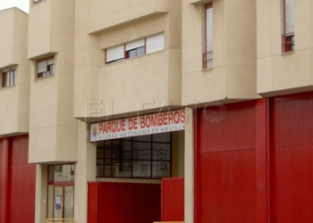 10 01 6 Los Bomberos intervienen para sofocar un fuego en el cauce del río en la zona de la Cañada