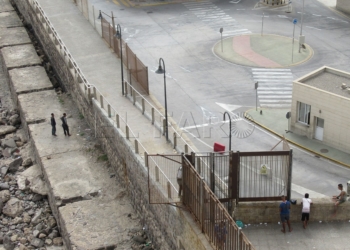 11 01 3 Dos argelinos heridos en el puerto, uno de ellos tras caer en la escollera