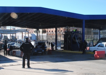 12 01 1 Un policía herido tras ser atropellado por un ciclomotor en la frontera