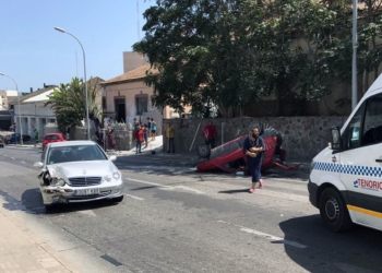 12 1 3 Un coche vuelca al ser embestido por otro en la carretera Alfonso XIII