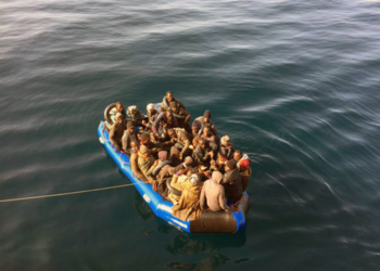 12 1 4 Rescatan a 19 personas que navegaban en una patera en el mar de Alborán