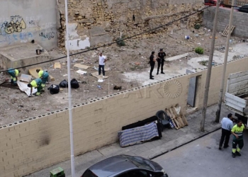 13 2 1 La Policía desaloja a seis menores de un solar, donde hicieron un refugio
