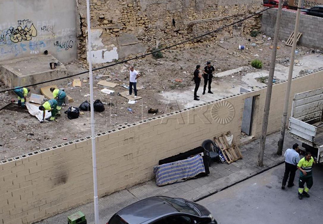 La Policía desaloja a seis menores de un solar, donde hicieron un refugio